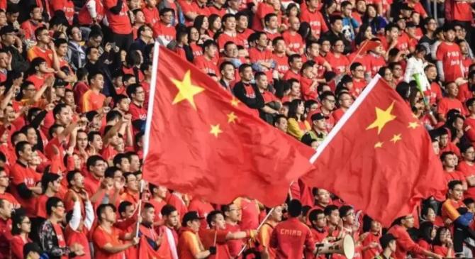 包含国内足球热情高涨，国际比赛挑战接踵而至的词条
