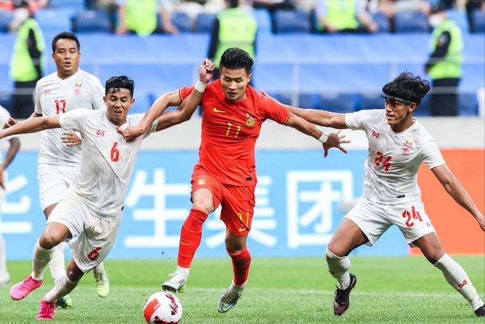 包含国内足球热情高涨，国际比赛挑战接踵而至的词条